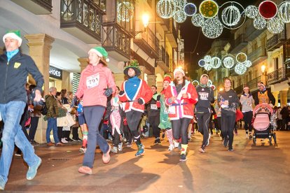Más de 1.700 participantes han tomado la salida en la Carrera de Navidad.