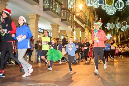 Más de 1.700 participantes han tomado la salida en la Carrera de Navidad.