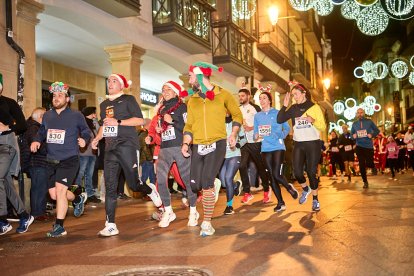 Más de 1.700 participantes han tomado la salida en la Carrera de Navidad.