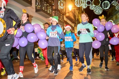 Más de 1.700 participantes han tomado la salida en la Carrera de Navidad.