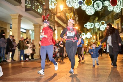 Más de 1.700 participantes han tomado la salida en la Carrera de Navidad.
