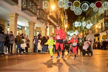 Más de 1.700 participantes han tomado la salida en la Carrera de Navidad.