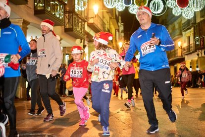 Más de 1.700 participantes han tomado la salida en la Carrera de Navidad.