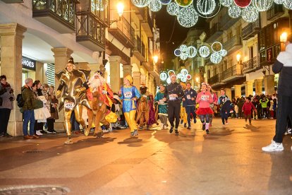 Más de 1.700 participantes han tomado la salida en la Carrera de Navidad.