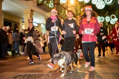 Más de 1.700 participantes han tomado la salida en la Carrera de Navidad.