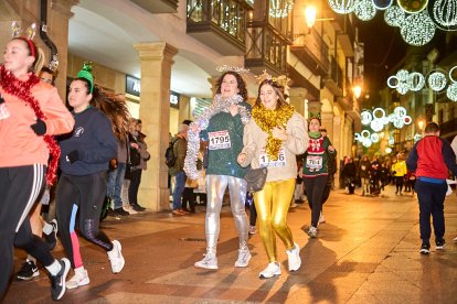 Más de 1.700 participantes han tomado la salida en la Carrera de Navidad.