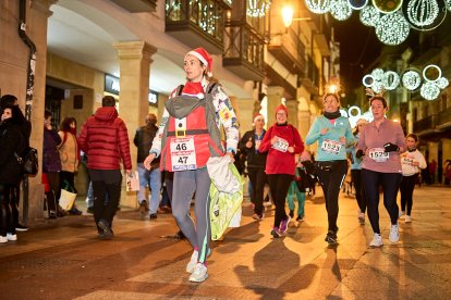 Más de 1.700 participantes han tomado la salida en la Carrera de Navidad.