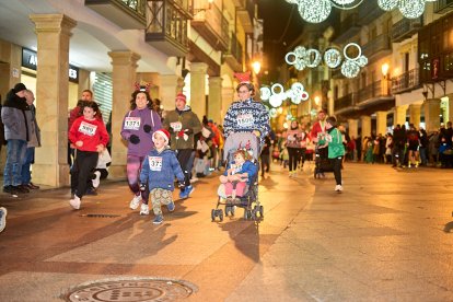 Más de 1.700 participantes han tomado la salida en la Carrera de Navidad.