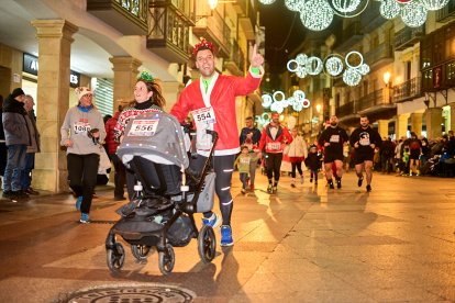 Más de 1.700 participantes han tomado la salida en la Carrera de Navidad.