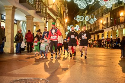 Más de 1.700 participantes han tomado la salida en la Carrera de Navidad.