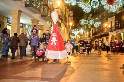 Más de 1.700 participantes han tomado la salida en la Carrera de Navidad.