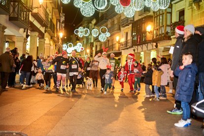 Más de 1.700 participantes han tomado la salida en la Carrera de Navidad.