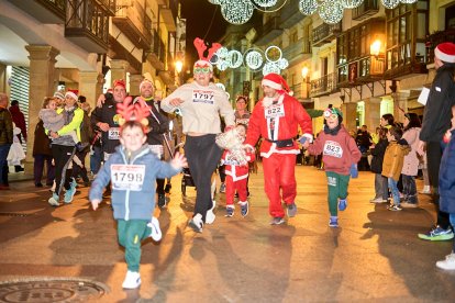 Más de 1.700 participantes han tomado la salida en la Carrera de Navidad.