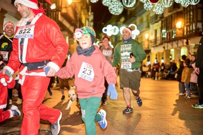 Más de 1.700 participantes han tomado la salida en la Carrera de Navidad.