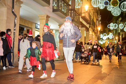 Más de 1.700 participantes han tomado la salida en la Carrera de Navidad.