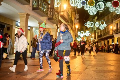 Más de 1.700 participantes han tomado la salida en la Carrera de Navidad.