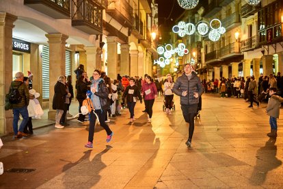 Más de 1.700 participantes han tomado la salida en la Carrera de Navidad.