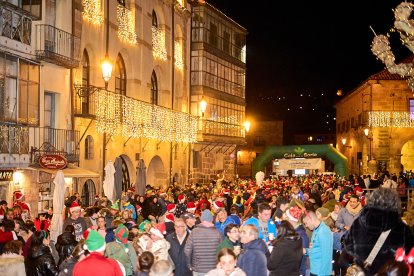 Más de 1.700 participantes han tomado la salida en la Carrera de Navidad.