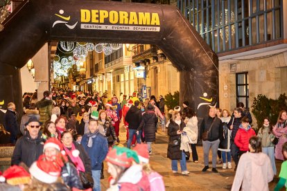 Más de 1.700 participantes han tomado la salida en la Carrera de Navidad.