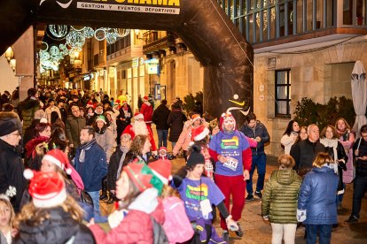 Más de 1.700 participantes han tomado la salida en la Carrera de Navidad.