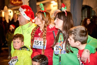 Más de 1.700 participantes han tomado la salida en la Carrera de Navidad.