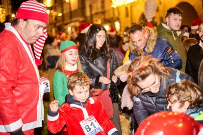 Más de 1.700 participantes han tomado la salida en la Carrera de Navidad.