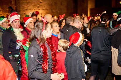 Más de 1.700 participantes han tomado la salida en la Carrera de Navidad.