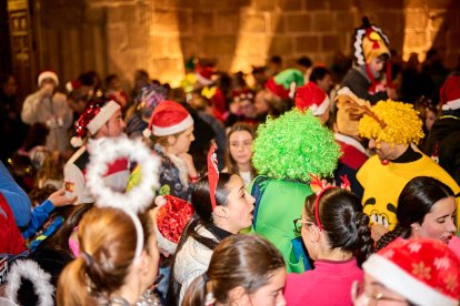 Más de 1.700 participantes han tomado la salida en la Carrera de Navidad.