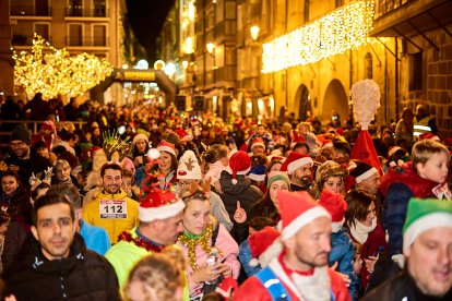 Más de 1.700 participantes han tomado la salida en la Carrera de Navidad.