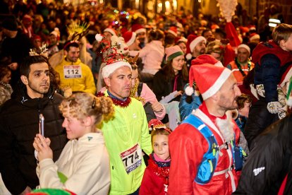 Más de 1.700 participantes han tomado la salida en la Carrera de Navidad.