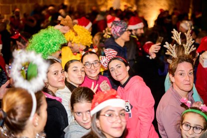Más de 1.700 participantes han tomado la salida en la Carrera de Navidad.