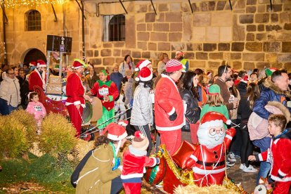 Más de 1.700 participantes han tomado la salida en la Carrera de Navidad.