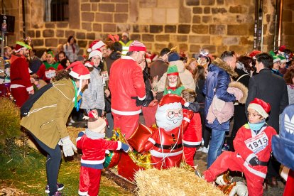 Más de 1.700 participantes han tomado la salida en la Carrera de Navidad.