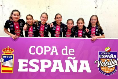 El equipo alevín femenino del Sporting que este lunes se juega ser campeón de la Copa de España.