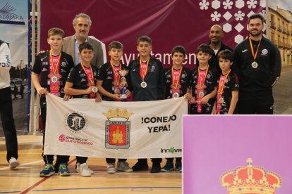 Los alevines del Sporting tras ganar la Copa de España.