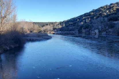 Otra vista del río congelado.