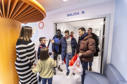 Los jugadores alegraron la mañana a los niños ingresados