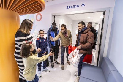 Los jugadores alegraron la mañana a los niños ingresados