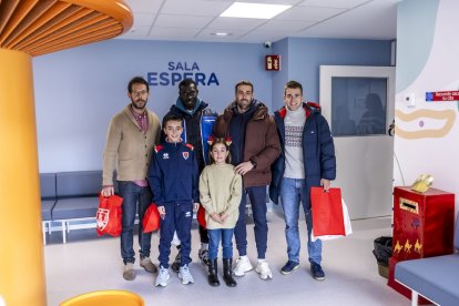 Los jugadores alegraron la mañana a los niños ingresados