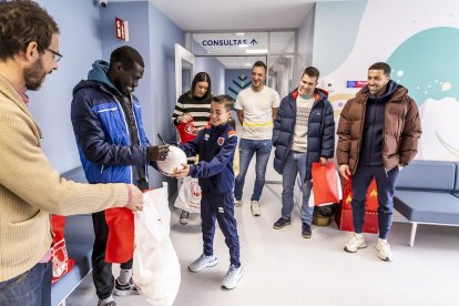 Los jugadores alegraron la mañana a los niños ingresados