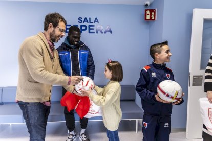 Los jugadores alegraron la mañana a los niños ingresados