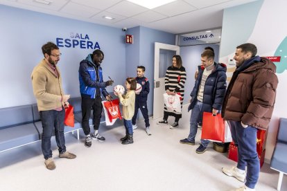 Los jugadores alegraron la mañana a los niños ingresados