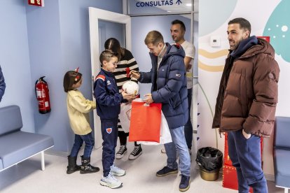 Los jugadores alegraron la mañana a los niños ingresados