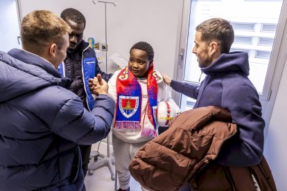 Los jugadores alegraron la mañana a los niños ingresados