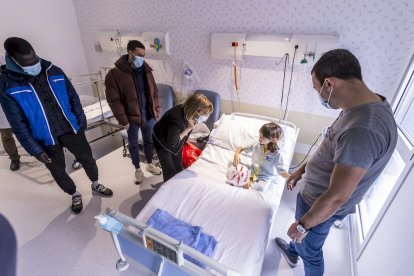 Los jugadores alegraron la mañana a los niños ingresados
