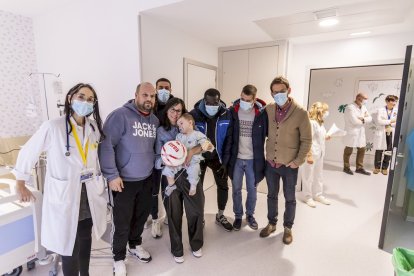 Los jugadores alegraron la mañana a los niños ingresados