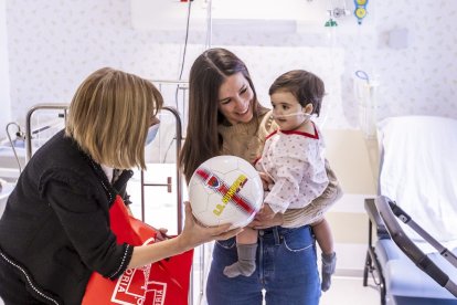 Los jugadores alegraron la mañana a los niños ingresados