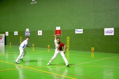 Imagen de la final de categoría élite del XV Torneo de Navidad de Pelota que disputaron Lerena y Cabrerizo II.
