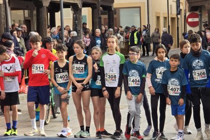 Un grupo de corredores momentos antes de darse la salida en una de las categorías.