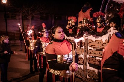 Una preciosa y colorida marcha acompañó a los Reyes Magos